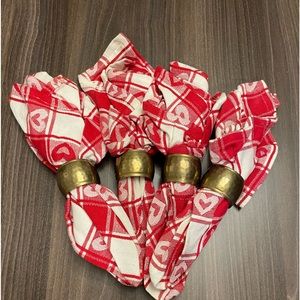 GUC. 4 sets of Valentine’s Day napkins and rings. No placemats available.